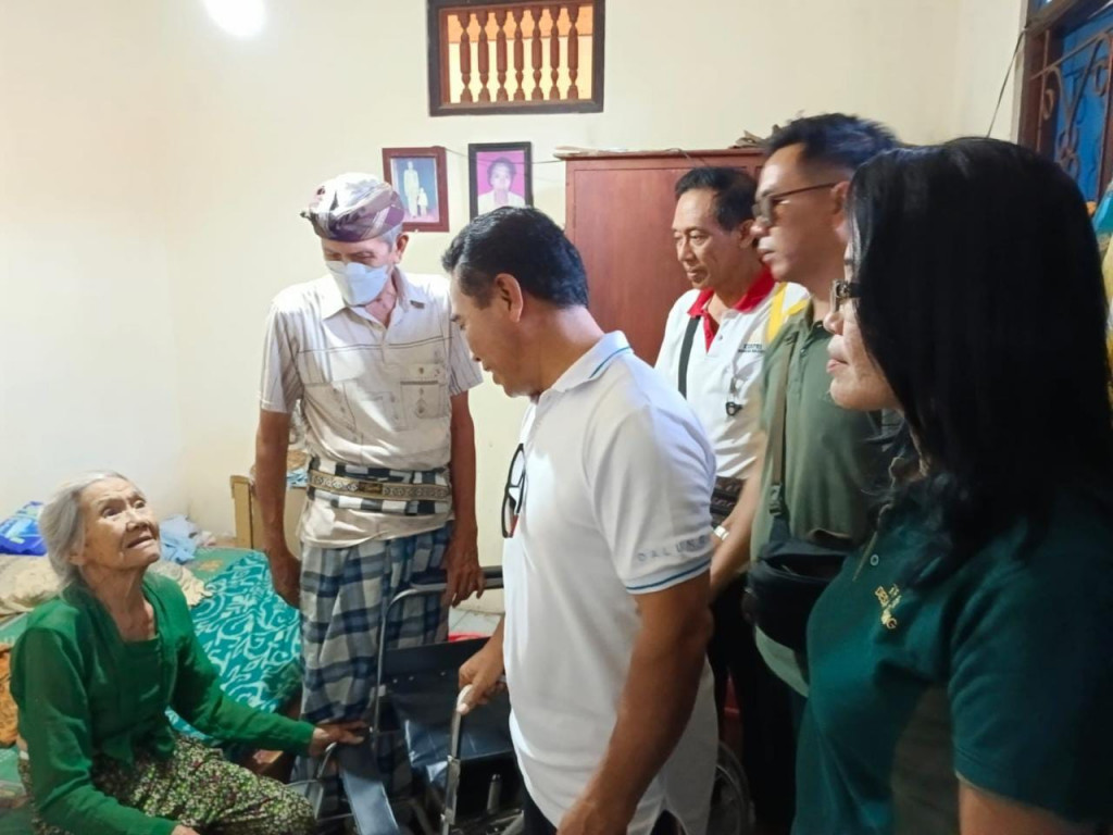 Apresiasi Masyarakat dalam kegiatan Penyerahan Bantuan Kursi Roda di Banjar Celuk, Desa Dalung